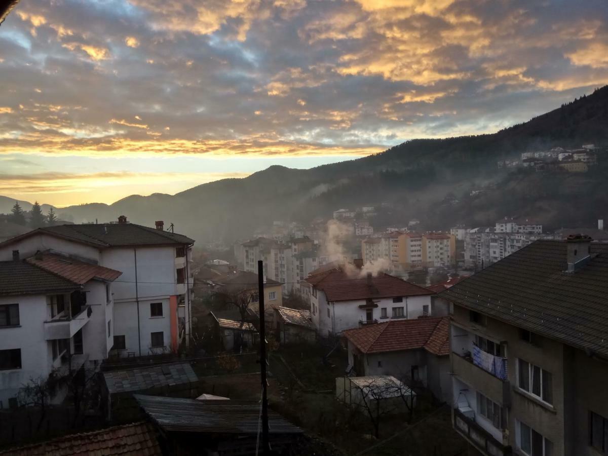 Yellow House Apartment Smolyan Exterior photo