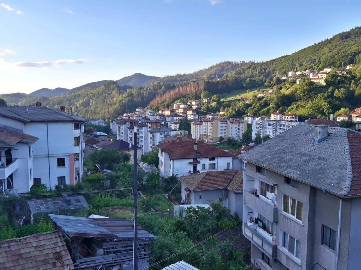 Yellow House Apartment Smolyan Exterior photo